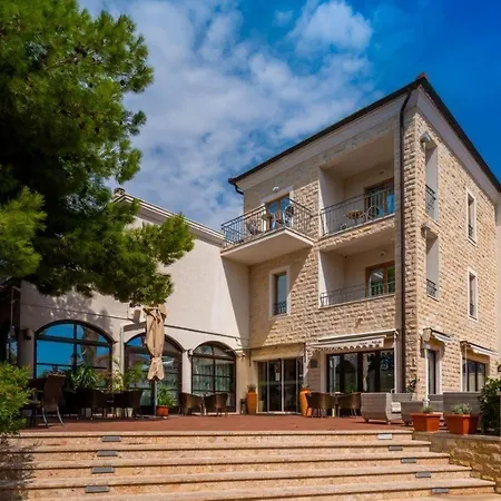 Nikola Hotel